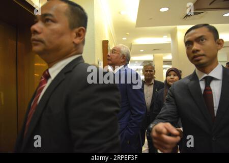 (190827) -- KUALA LUMPUR, le 27 août 2019 -- l'ancien Premier ministre malaisien Najib Razak (2e L) arrive devant un tribunal à Kuala Lumpur, Malaisie, le 27 août 2019. L'accusation a conclu mardi sa soumission contre l'ancien Premier ministre malaisien Najib Razak lié à SRC International, une ancienne unité du fonds d'investissement d'État 1RDevelopment Berhad (1DS B). Le juge Mohd Nazlan Mohd Ghazali de la haute Cour de Kuala Lumpur a fixé le 11 novembre la décision sur la question de savoir si Najib serait appelé à se défendre ou à être acquitté. (Photo de /Xinhua) MALAISIE-KUALA LUMPUR-NAJIB-PROSECUTION ChongxVoonxChung PUB Banque D'Images