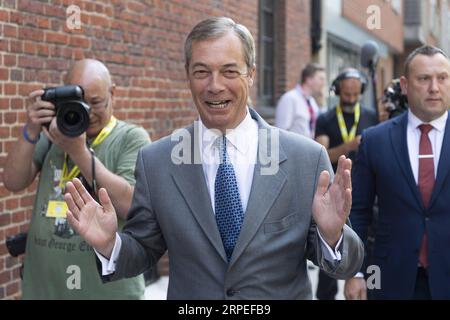 (190827) -- LONDRES, 27 août 2019 (Xinhua) -- Nigel Farage (front), chef du parti Brexit, arrive pour prononcer un discours à Londres, en Grande-Bretagne, le 27 août 2019. Nigel Farage a déclaré que le Parti du Brexit nouvellement formé prévoit de se présenter aux 650 sièges parlementaires lors d’élections générales. Farage, qui a co-fondé le parti anti-UE UKIP, a déclaré que le nouveau parti Brexit serait prêt à conclure un pacte de non-agression avec les conservateurs si le Premier ministre Johnson poursuivait un Brexit sans accord. (Photo de Ray Tang/Xinhua) GRANDE-BRETAGNE-LONDRES-BREXIT PARTI PUBLICATIONxNOTxINxCHN Banque D'Images