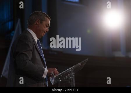 (190827) -- LONDRES, 27 août 2019 (Xinhua) -- Nigel Farage, chef du parti Brexit, prononce un discours à Londres, en Grande-Bretagne, le 27 août 2019. Nigel Farage a déclaré que le Parti du Brexit nouvellement formé prévoit de se présenter aux 650 sièges parlementaires lors d’élections générales. Farage, qui a co-fondé le parti anti-UE UKIP, a déclaré que le nouveau parti Brexit serait prêt à conclure un pacte de non-agression avec les conservateurs si le Premier ministre Johnson poursuivait un Brexit sans accord. (Photo de Ray Tang/Xinhua) GRANDE-BRETAGNE-LONDRES-BREXIT PARTI PUBLICATIONxNOTxINxCHN Banque D'Images