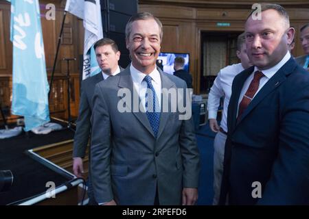 (190827) -- LONDRES, 27 août 2019 (Xinhua) -- Nigel Farage (L, avant), chef du parti Brexit, part après avoir prononcé un discours à Londres, en Grande-Bretagne, le 27 août 2019. Nigel Farage a déclaré que le Parti du Brexit nouvellement formé prévoit de se présenter aux 650 sièges parlementaires lors d’élections générales. Farage, qui a co-fondé le parti anti-UE UKIP, a déclaré que le nouveau parti Brexit serait prêt à conclure un pacte de non-agression avec les conservateurs si le Premier ministre Johnson poursuivait un Brexit sans accord. (Photo de Ray Tang/Xinhua) GRANDE-BRETAGNE-LONDRES-BREXIT PARTI PUBLICATIONxNOTxINxCHN Banque D'Images