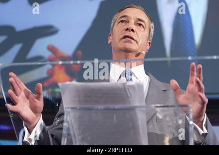 (190827) -- LONDRES, 27 août 2019 (Xinhua) -- Nigel Farage, chef du parti Brexit, prononce un discours à Londres, en Grande-Bretagne, le 27 août 2019. Nigel Farage a déclaré que le Parti du Brexit nouvellement formé prévoit de se présenter aux 650 sièges parlementaires lors d’élections générales. Farage, qui a co-fondé le parti anti-UE UKIP, a déclaré que le nouveau parti Brexit serait prêt à conclure un pacte de non-agression avec les conservateurs si le Premier ministre Johnson poursuivait un Brexit sans accord. (Photo de Ray Tang/Xinhua) GRANDE-BRETAGNE-LONDRES-BREXIT PARTI PUBLICATIONxNOTxINxCHN Banque D'Images