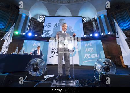 (190827) -- LONDRES, 27 août 2019 (Xinhua) -- Nigel Farage, chef du parti Brexit, prononce un discours à Londres, en Grande-Bretagne, le 27 août 2019. Nigel Farage a déclaré que le Parti du Brexit nouvellement formé prévoit de se présenter aux 650 sièges parlementaires lors d’élections générales. Farage, qui a co-fondé le parti anti-UE UKIP, a déclaré que le nouveau parti Brexit serait prêt à conclure un pacte de non-agression avec les conservateurs si le Premier ministre Johnson poursuivait un Brexit sans accord. (Photo de Ray Tang/Xinhua) GRANDE-BRETAGNE-LONDRES-BREXIT PARTI PUBLICATIONxNOTxINxCHN Banque D'Images