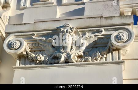 Détail décoratif ornemental en relief sur l'extérieur du Grand Casino dans la Plaza de Italia El Sardinero Santander Cantabria Espagne Banque D'Images