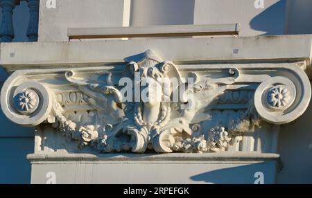 Détail décoratif ornemental en relief sur l'extérieur du Grand Casino dans la Plaza de Italia El Sardinero Santander Cantabria Espagne Banque D'Images