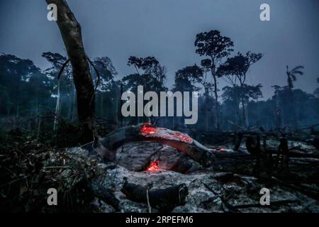 (190828) -- MANICORE, 28 août 2019 -- une photo prise le 26 août 2019 montre les débris après un incendie à Manicore, dans l'État d'Amazonas, au Brésil. BRAZIL OUT (Gabriela Biro/Agencia Estado/document via Xinhua) BRAZIL-MANICORE-AMAZON-FIRE AE PUBLICATIONxNOTxINxCHN Banque D'Images