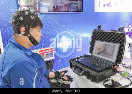 Pékin, Chine. 4 septembre 2023. Un visiteur est testé avec un système de réadaptation sur le stand de l'hôpital Beijing Tsinghua Changgung dans la zone d'exposition des services de santé de la Foire internationale du commerce des services de Chine 2023 (CIFTIS) au parc Shougang à Beijing, capitale de la Chine, le 4 septembre 2023. Crédit : Zhang Yuwei/Xinhua/Alamy Live News Banque D'Images