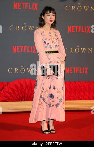 Evelyn Choi Wing-Yan assiste à la première mondiale de la saison 2 de Netflix « The Crown » à Odeon Leicester Square à Londres. Banque D'Images