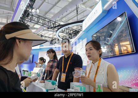 Pékin, Chine. 4 septembre 2023. Les membres du personnel présentent un atomiseur à usage domestique sur le stand de l'hôpital Beijing Tongren dans la zone d'exposition des services de santé de la Foire internationale du commerce des services de Chine 2023 (CIFTIS) au parc Shougang à Beijing, capitale de la Chine, le 4 septembre 2023. Crédit : Zhang Yuwei/Xinhua/Alamy Live News Banque D'Images