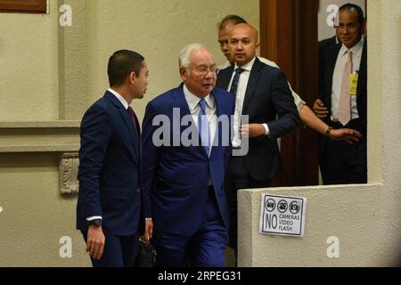 190828 -- KUALA LUMPUR, le 28 août 2019 -- l'ancien Premier ministre malaisien Najib Razak 2nd L est vu devant un tribunal à Kuala Lumpur, Malaisie, le 28 août 2019. Un tribunal malaisien a ouvert mercredi des audiences sur les accusations de corruption portées contre l'ancien Premier ministre Najib Razak en relation avec le fonds d'investissement d'État 1RDevelopment Berhad 1MDB. Photo de /Xinhua MALAYSIA-KUALA LUMPUR-NAJIB-1DS-TRIAL ChongxVoonxChung PUBLICATIONxNOTxINxCHN Banque D'Images