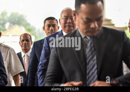 (190828) -- KUALA LUMPUR, le 28 août 2019 -- l'ancien Premier ministre malaisien Najib Razak (2e R) arrive devant un tribunal à Kuala Lumpur, Malaisie, le 28 août 2019. Un tribunal malaisien a ouvert mercredi des audiences sur les accusations de corruption portées contre l'ancien Premier ministre Najib Razak en relation avec le fonds d'investissement d'État 1RDevelopment Berhad (1DS B). (Photo de /Xinhua) MALAISIE-KUALA LUMPUR-NAJIB-1LGB-TRIAL ChongxVoonxChung PUBLICATIONxNOTxINxCHN Banque D'Images