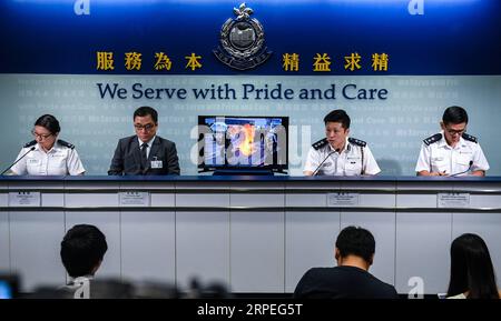 (190828) -- HONG KONG, 28 août 2019 -- la police de Hong Kong montre une image probante d'actes violents commis par des manifestants radicaux lors d'une conférence de presse quotidienne dans le sud de la Chine à Hong Kong, le 28 août 2019. La police de Hong Kong a déclaré mercredi que la violence dans les manifestations et les rassemblements avait augmenté au cours des deux derniers mois, promettant tous les efforts pour traduire tous les délinquants en justice. À ce jour, près de 900 personnes impliquées dans des incidents violents ont été arrêtées. CHINA-HONG KONG-POLICE-PRESS CONFERENCE (CN) MAOXSIQIAN PUBLICATIONXNOTXINXCHN Banque D'Images