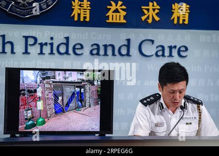 (190828) -- HONG KONG, 28 août 2019 -- la police de Hong Kong montre une image probante d'actes violents commis par des manifestants radicaux lors d'une conférence de presse quotidienne dans le sud de la Chine à Hong Kong, le 28 août 2019. La police de Hong Kong a déclaré mercredi que la violence dans les manifestations et les rassemblements avait augmenté au cours des deux derniers mois, promettant tous les efforts pour traduire tous les délinquants en justice. À ce jour, près de 900 personnes impliquées dans des incidents violents ont été arrêtées. CHINA-HONG KONG-POLICE-PRESS CONFERENCE (CN) MAOXSIQIAN PUBLICATIONXNOTXINXCHN Banque D'Images