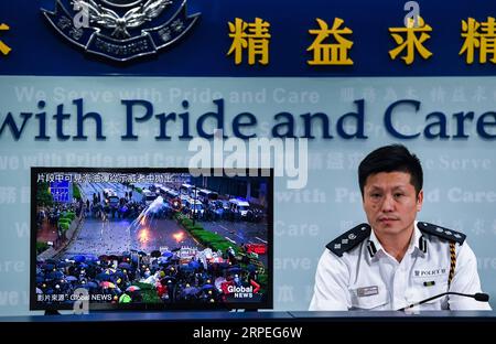 (190828) -- HONG KONG, 28 août 2019 -- la police de Hong Kong montre une image de preuves de manifestants radicaux jetant des bombes à essence sur la police, et non l'inverse, lors d'une conférence de presse quotidienne dans le sud de la Chine à Hong Kong, le 28 août 2019. La police de Hong Kong a déclaré mercredi que la violence dans les manifestations et les rassemblements avait augmenté au cours des deux derniers mois, promettant tous les efforts pour traduire tous les délinquants en justice. À ce jour, près de 900 personnes impliquées dans des incidents violents ont été arrêtées. CHINA-HONG KONG-POLICE-PRESS CONFERENCE (CN) MAOXSIQIAN PUBLICATIONXNOTXINXCHN Banque D'Images