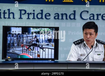 (190828) -- HONG KONG, 28 août 2019 -- la police de Hong Kong montre une image probante d'actes violents commis par des manifestants radicaux lors d'une conférence de presse quotidienne dans le sud de la Chine à Hong Kong, le 28 août 2019. La police de Hong Kong a déclaré mercredi que la violence dans les manifestations et les rassemblements avait augmenté au cours des deux derniers mois, promettant tous les efforts pour traduire tous les délinquants en justice. À ce jour, près de 900 personnes impliquées dans des incidents violents ont été arrêtées. CHINA-HONG KONG-POLICE-PRESS CONFERENCE (CN) MAOXSIQIAN PUBLICATIONXNOTXINXCHN Banque D'Images