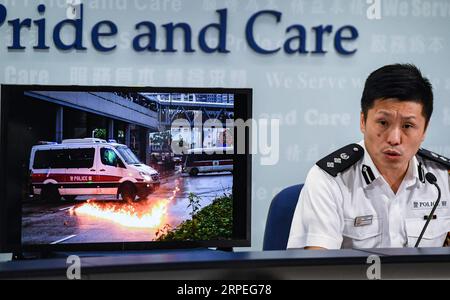 (190828) -- HONG KONG, 28 août 2019 -- la police de Hong Kong montre une image probante d'actes violents commis par des manifestants radicaux lors d'une conférence de presse quotidienne dans le sud de la Chine à Hong Kong, le 28 août 2019. La police de Hong Kong a déclaré mercredi que la violence dans les manifestations et les rassemblements avait augmenté au cours des deux derniers mois, promettant tous les efforts pour traduire tous les délinquants en justice. À ce jour, près de 900 personnes impliquées dans des incidents violents ont été arrêtées. CHINA-HONG KONG-POLICE-PRESS CONFERENCE (CN) MAOXSIQIAN PUBLICATIONXNOTXINXCHN Banque D'Images