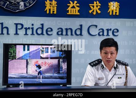 (190828) -- HONG KONG, 28 août 2019 -- la police de Hong Kong montre une image probante d'actes violents commis par des manifestants radicaux lors d'une conférence de presse quotidienne dans le sud de la Chine à Hong Kong, le 28 août 2019. La police de Hong Kong a déclaré mercredi que la violence dans les manifestations et les rassemblements avait augmenté au cours des deux derniers mois, promettant tous les efforts pour traduire tous les délinquants en justice. À ce jour, près de 900 personnes impliquées dans des incidents violents ont été arrêtées. CHINA-HONG KONG-POLICE-PRESS CONFERENCE (CN) MAOXSIQIAN PUBLICATIONXNOTXINXCHN Banque D'Images