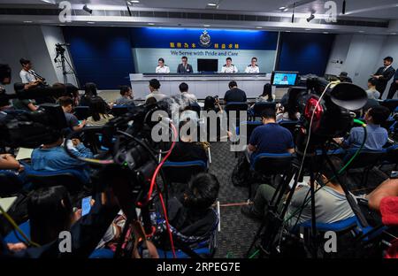 (190828) -- HONG KONG, le 28 août 2019 -- la police de Hong Kong tient une conférence de presse quotidienne à Hong Kong, le 28 août 2019, dans le sud de la Chine. La police de Hong Kong a déclaré mercredi que la violence dans les manifestations et les rassemblements avait augmenté au cours des deux derniers mois, promettant tous les efforts pour traduire tous les délinquants en justice. À ce jour, près de 900 personnes impliquées dans des incidents violents ont été arrêtées. CHINA-HONG KONG-POLICE-PRESS CONFERENCE (CN) MAOXSIQIAN PUBLICATIONXNOTXINXCHN Banque D'Images