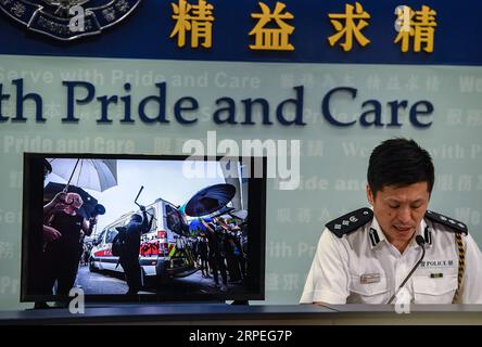 (190828) -- HONG KONG, 28 août 2019 -- la police de Hong Kong montre une image probante d'actes violents commis par des manifestants radicaux lors d'une conférence de presse quotidienne dans le sud de la Chine à Hong Kong, le 28 août 2019. La police de Hong Kong a déclaré mercredi que la violence dans les manifestations et les rassemblements avait augmenté au cours des deux derniers mois, promettant tous les efforts pour traduire tous les délinquants en justice. À ce jour, près de 900 personnes impliquées dans des incidents violents ont été arrêtées. CHINA-HONG KONG-POLICE-PRESS CONFERENCE (CN) MAOXSIQIAN PUBLICATIONXNOTXINXCHN Banque D'Images