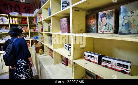 (190829) -- BEIJING, 29 août 2019 -- les gens visitent une exposition sur le vieux Pékin au grand magasin Wangfujing à Beijing, capitale de la Chine, le 28 août 2019.) CHINA-BEIJING-WANGFUJING-OLD BEIJING EXPOSITION (CN) LIXXIN PUBLICATIONXNOTXINXCHN Banque D'Images