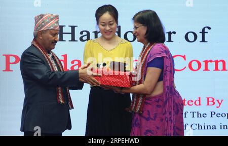 (190829) -- KATMANDOU, 29 août 2019 -- le ministre népalais de l’éducation, de la Science et de la technologie Giriraj Mani Pokharel (à gauche) et l’ambassadeur de Chine au Népal Hou Yanqi (à droite) remettent conjointement les livres à un représentant de l’école Nisarga Batika lors d’une cérémonie de remise du projet de soutien à la bibliothèque Panda Book Corner à Katmandou, Népal, le 28 août 2019. Un projet de soutien à la bibliothèque intitulé Panda Book Corner, lancé par l ambassade de la République populaire de Chine au Népal, a été étendu à cinq écoles du Népal cette année. Le programme lancé en 2018 par le gouvernement chinois en coordination avec ne Banque D'Images