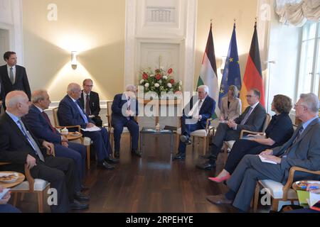 (190829) -- BERLIN, 29 août 2019 -- le président palestinien Mahmoud Abbas (centre L) rencontre le président allemand Frank-Walter Steinmeier (centre R) à Berlin, Allemagne, le 29 août 2019. (Str/Xinhua) ALLEMAGNE-BERLIN-ABBAS-STEINMEIER-MEETING guoyu PUBLICATIONxNOTxINxCHN Banque D'Images
