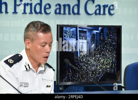 (190829) -- HONG KONG, 29 août 2019 -- Kwok Pak-chung, commandant régional de l'île de Hong Kong, montre une image évidente d'actes violents commis par des manifestants radicaux au cours des deux derniers mois lors d'une conférence de presse quotidienne dans le sud de la Chine, Hong Kong, le 29 août 2019. POUR ALLER AVEC l'interdiction de la police de Hong Kong rassemblements de samedi sur les préoccupations de sécurité ) CHINE-HONG KONG-POLICE-CONFÉRENCE DE PRESSE (CN) LiuxDawei PUBLICATIONxNOTxINxCHN Banque D'Images