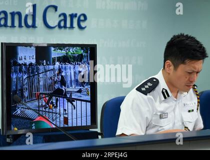 (190829) -- HONG KONG, 29 août 2019 -- la police de Hong Kong montre une image probante d'actes violents commis par des manifestants radicaux au cours des deux derniers mois lors d'une conférence de presse quotidienne dans le sud de la Chine à Hong Kong, le 29 août 2019. POUR ALLER AVEC l'interdiction de la police de Hong Kong rassemblements de samedi sur les préoccupations de sécurité ) CHINE-HONG KONG-POLICE-CONFÉRENCE DE PRESSE (CN) LiuxDawei PUBLICATIONxNOTxINxCHN Banque D'Images