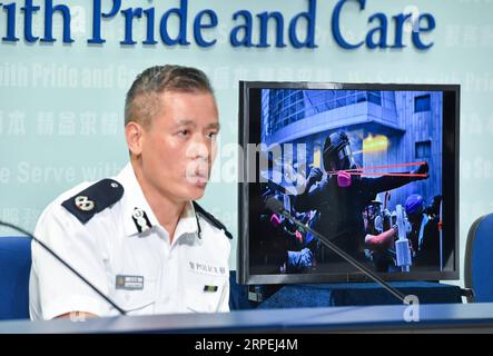 (190829) -- HONG KONG, 29 août 2019 -- Kwok Pak-chung, commandant régional de l'île de Hong Kong, montre une image évidente d'actes violents commis par des manifestants radicaux au cours des deux derniers mois lors d'une conférence de presse quotidienne dans le sud de la Chine, Hong Kong, le 29 août 2019. POUR ALLER AVEC l'interdiction de la police de Hong Kong rassemblements de samedi sur les préoccupations de sécurité ) CHINE-HONG KONG-POLICE-CONFÉRENCE DE PRESSE (CN) LiuxDawei PUBLICATIONxNOTxINxCHN Banque D'Images