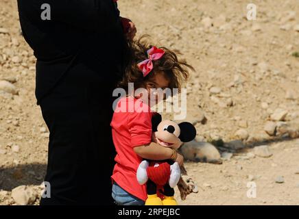 (190830) -- BEIJING, 30 août 2019 () -- des réfugiés syriens arrivent au poste frontalier de Zamarani, au nord de Damas, en Syrie, le 29 août 2019. Environ 960 réfugiés syriens sont rentrés jeudi du Liban en Syrie, a rapporté l’Agence nationale de presse. () PHOTOS DU JOUR Xinhua PUBLICATIONxNOTxINxCHN Banque D'Images