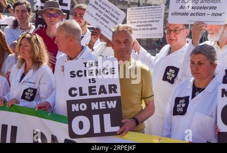 Londres, Royaume-Uni. 4 septembre 2023. Le naturaliste et présentateur de télévision Chris Packham rejoint les scientifiques sur la place du Parlement alors qu'ils organisent une manifestation contre le nouveau pétrole et le gaz. Crédit : Vuk Valcic/Alamy Live News Banque D'Images