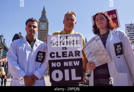 Londres, Royaume-Uni. 4 septembre 2023. Le naturaliste et présentateur de télévision Chris Packham rejoint les scientifiques sur la place du Parlement alors qu'ils organisent une manifestation contre le nouveau pétrole et le gaz. Crédit : Vuk Valcic/Alamy Live News Banque D'Images