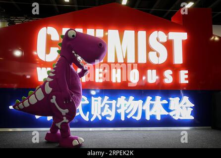 (190830) -- SYDNEY, août 30, 2019 -- Une mascotte passe devant un stand d'exposition lors de l'Alibaba E-Commerce Expo à Sydney, Australie, 30 août 2019. L'exposition de commerce électronique d'Alibaba a commencé à Sydney vendredi, donnant aux marques locales australiennes et néo-zélandaises l'occasion d'accéder à la base de clients en ligne toujours croissante de la Chine. AUSTRALIE-SYDNEY-ALIBABA E-COMMERCE EXPO BAIXXUEFEI PUBLICATIONXNOTXINXCHN Banque D'Images