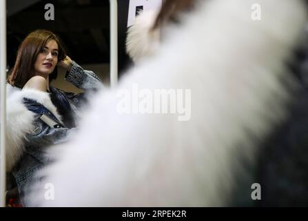 (190830) -- SYDNEY, août 30, 2019 -- Un mannequin pose lors de l'Alibaba E-Commerce Expo à Sydney, Australie, 30 août 2019. L'exposition de commerce électronique d'Alibaba a commencé à Sydney vendredi, donnant aux marques locales australiennes et néo-zélandaises l'occasion d'accéder à la base de clients en ligne toujours croissante de la Chine. AUSTRALIE-SYDNEY-ALIBABA E-COMMERCE EXPO BAIXXUEFEI PUBLICATIONXNOTXINXCHN Banque D'Images