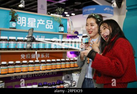 (190830) -- SYDNEY, août 30, 2019 -- les visiteurs montrent un produit par diffusion en direct pendant l'Alibaba E-Commerce Expo à Sydney, Australie, 30 août 2019. L'exposition de commerce électronique d'Alibaba a commencé à Sydney vendredi, donnant aux marques locales australiennes et néo-zélandaises l'occasion d'accéder à la base de clients en ligne toujours croissante de la Chine. AUSTRALIE-SYDNEY-ALIBABA E-COMMERCE EXPO BAIXXUEFEI PUBLICATIONXNOTXINXCHN Banque D'Images