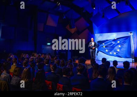 EINDHOEVEN - Diederik Samsom, ancien député (PvdA), prend la parole lors de l'ouverture de l'année universitaire à l'Université de technologie d'Eindhoven. ANP ROB ENGELAAR pays-bas Out - belgique Out Banque D'Images