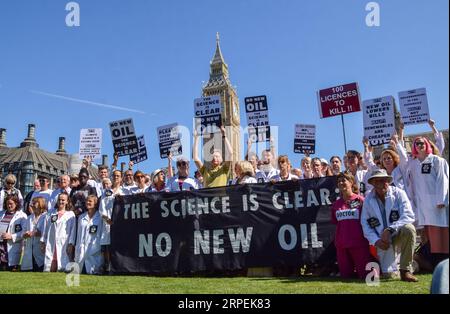 Londres, Royaume-Uni. 4 septembre 2023. Le naturaliste et présentateur de télévision Chris Packham rejoint les scientifiques sur la place du Parlement alors qu'ils organisent une manifestation contre le nouveau pétrole et le gaz. Crédit : Vuk Valcic/Alamy Live News Banque D'Images