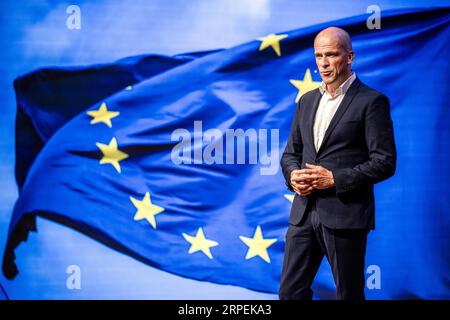 EINDHOEVEN - Diederik Samsom, ancien député (PvdA), prend la parole lors de l'ouverture de l'année universitaire à l'Université de technologie d'Eindhoven. ANP ROB ENGELAAR pays-bas Out - belgique Out Banque D'Images