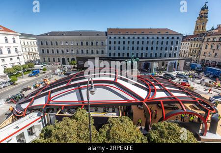 Munich, Allemagne. 04 septembre 2023. Un modèle Porsche surdimensionné se trouve sur Wittelsbacherplatz dans le cadre de l'IAA. Le salon international de l'automobile IAA MOBILITY 2023 aura lieu à Munich du 05 au 10 septembre. Crédit : Christoph Schmidt/dpa/Alamy Live News Banque D'Images