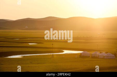 (190831) -- PÉKIN, 31 août 2019 -- une photo prise le 29 août 2019 montre la rivière Morigele au coucher du soleil à Hulun Buir, dans la région autonome de Mongolie intérieure du nord de la Chine.) PHOTOS XINHUA DU JOUR LixJing PUBLICATIONxNOTxINxCHN Banque D'Images