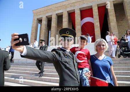 (190831) -- PÉKIN, 31 août 2019 -- Un soldat turc prend un selfie avec sa famille lors du 97e anniversaire du jour de la victoire à Ankara, Turquie, le 30 août 2019. (Photo de /Xinhua) XINHUA PHOTOS DU JOUR MustafaxKaya PUBLICATIONxNOTxINxCHN Banque D'Images