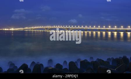 (190831) -- BEIJING, 31 août 2019 -- une photo prise le 28 août 2019 montre le pont illuminé de l'amitié Chine-Maldives aux Maldives. ) PHOTOS XINHUA DU JOUR DuxCailiang PUBLICATIONxNOTxINxCHN Banque D'Images