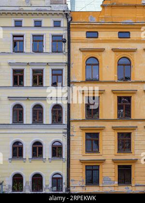 Vieux bâtiments hauts sur la rive orientale de la vieille ville de la rivière Vltava, Prague Banque D'Images