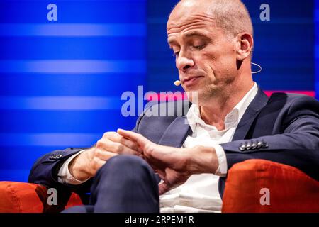 EINDHOEVEN - Diederik Samsom, ancien député (PvdA), prend la parole lors de l'ouverture de l'année universitaire à l'Université de technologie d'Eindhoven. ANP ROB ENGELAAR pays-bas Out - belgique Out Banque D'Images