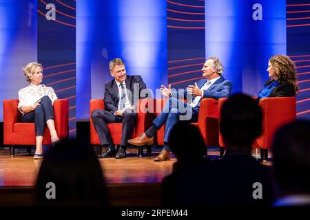 EINDHOEVEN - Diederik Samsom, ancien député (PvdA), prend la parole lors de l'ouverture de l'année universitaire à l'Université de technologie d'Eindhoven. ANP ROB ENGELAAR pays-bas Out - belgique Out Banque D'Images