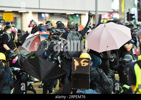 (190831) -- HONG KONG, 31 août 2019 -- des émeutiers sont sur le point d'attaquer la police dans la région de Causeway Bay, dans le sud de la Chine, Hong Kong, 31 août 2019. CHINA-HONG KONG-PROTEST-VIOLENCE-POLICE (CN) LIUXDAWEI PUBLICATIONXNOTXINXCHN Banque D'Images