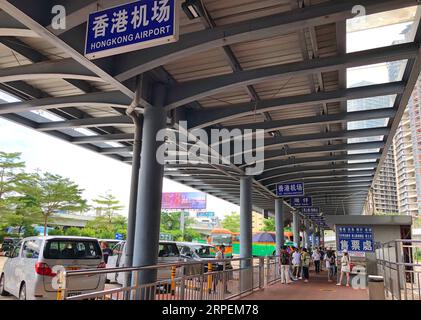 (190831) -- HONG KONG, 31 août 2019 -- la photo prise le 30 août 2019 montre une station de bus où les bus de Shenzhen à Hong Kong partent au port de Huanggang à Shenzhen, dans la province du Guangdong du sud de la Chine. L'image internationale favorable de Hong Kong et l'environnement commercial ont été ternis par des manifestations violentes et perturbatrices qui se déroulent depuis plus de deux mois. Les effets directs et négatifs des perturbations sur l économie sont visibles dans les secteurs du commerce de détail, de la restauration et du tourisme, qui doivent recourir à des licenciements dans le contexte de la forte baisse des ventes, du nombre de clients et des revenus. En juin-juillet Banque D'Images