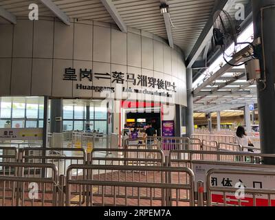 (190831) -- HONG KONG, 31 août 2019 -- la photo prise le 30 août 2019 montre une station de bus où les bus de Shenzhen à Hong Kong partent au port de Huanggang à Shenzhen, dans la province du Guangdong du sud de la Chine. L'image internationale favorable de Hong Kong et l'environnement commercial ont été ternis par des manifestations violentes et perturbatrices qui se déroulent depuis plus de deux mois. Les effets directs et négatifs des perturbations sur l économie sont visibles dans les secteurs du commerce de détail, de la restauration et du tourisme, qui doivent recourir à des licenciements dans le contexte de la forte baisse des ventes, du nombre de clients et des revenus. En juin-juillet Banque D'Images