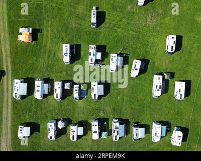 Hereford, Herefordshire, UK - UK Météo - lundi 4 septembre 2023 - occupé au Hereford Rowing Club Caravan Park avec les visiteurs et leurs camping-cars profitant au maximum de la chaleur. Les températures locales ont atteint 29c dans le soleil de l'après-midi à Hereford. Photo Steven May / Alamy Live News Banque D'Images