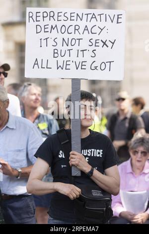 (190831) -- LONDRES, 31 août 2019 (Xinhua) -- Un manifestant tient une pancarte lors d'une manifestation devant les chambres du Parlement à Londres, en Grande-Bretagne, le 31 août 2019. Samedi, des milliers de manifestants sont descendus dans les rues de Grande-Bretagne pour protester contre la décision du Premier ministre britannique Boris Johnson de suspendre le Parlement. (Photo de Ray Tang/Xinhua) GRANDE-BRETAGNE-LONDRES-MANIFESTATION-PARLEMENT-SUSPENSION PUBLICATIONxNOTxINxCHN Banque D'Images