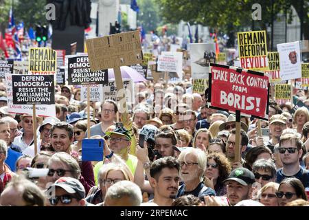 (190831) -- LONDRES, 31 août 2019 (Xinhua) -- des manifestants prennent part à une manifestation devant les chambres du Parlement à Londres, en Grande-Bretagne, le 31 août 2019. Samedi, des milliers de manifestants sont descendus dans les rues de Grande-Bretagne pour protester contre la décision du Premier ministre britannique Boris Johnson de suspendre le Parlement. (Photo de Ray Tang/Xinhua) GRANDE-BRETAGNE-LONDRES-MANIFESTATION-PARLEMENT-SUSPENSION PUBLICATIONxNOTxINxCHN Banque D'Images
